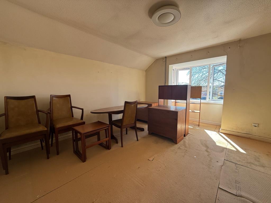 Lot: 124 - ONE-BEDROOM FLAT IN NEED OF IMPROVEMENT - Living space with walk in box window